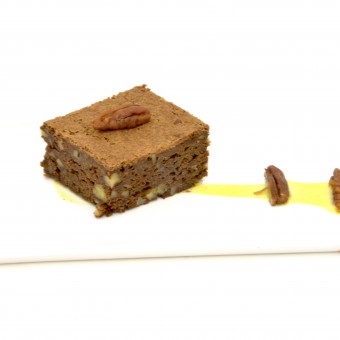 Brownie maison aux noix de pécan et crème anglaise